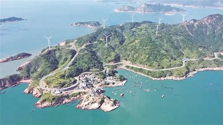 在霞浦大京风电场,一座座巨型白色风车组成一道亮丽的风景线。张羽摄