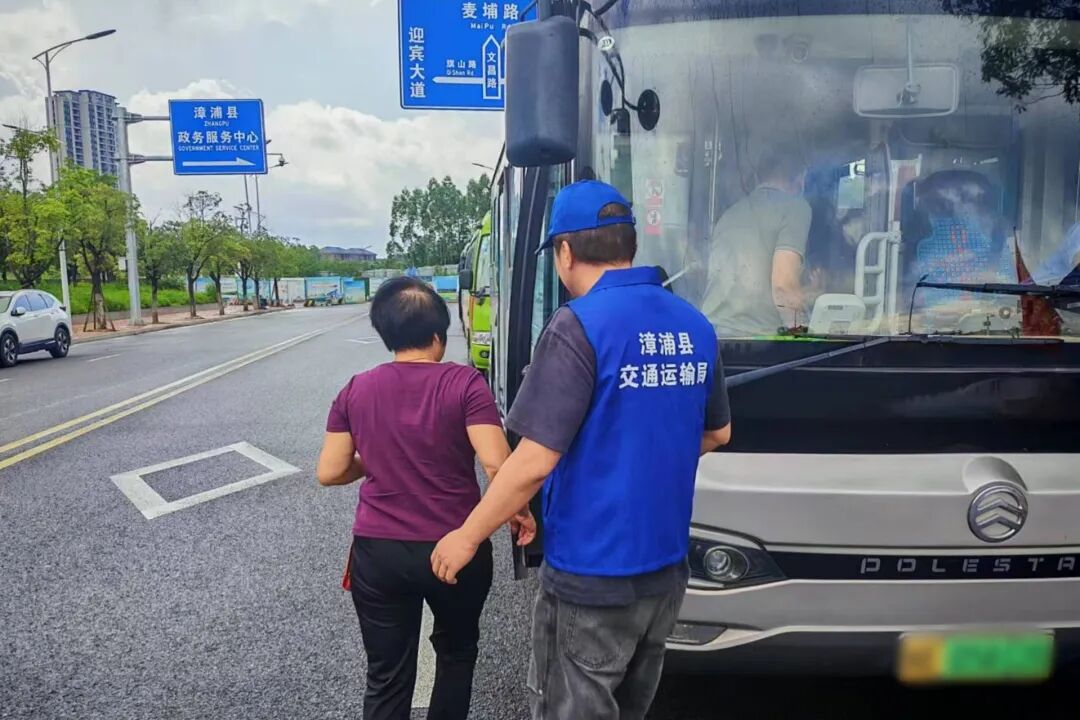执法人员值守赛场周边,持续做好人流疏导、交通管控