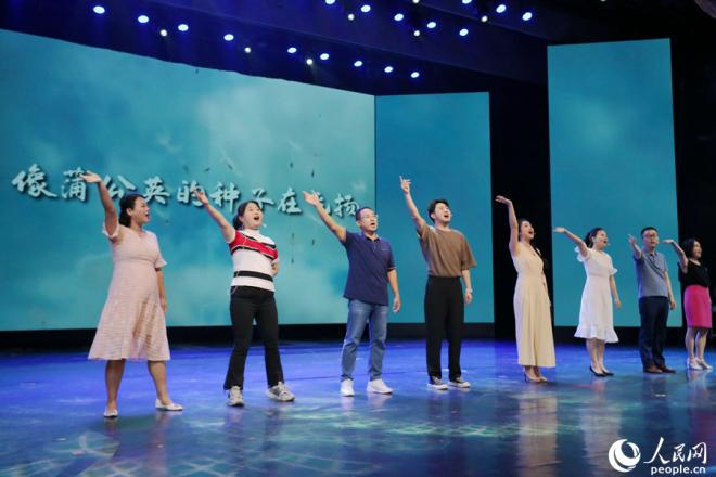 上届选手代表登台表演。人民网 陈博摄