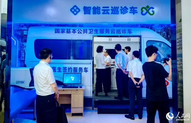 与会人员在龙岩人民医院（新罗区总医院）实地调研。人民网 李昌乾摄