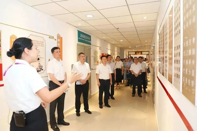 聆听党史课。驻福建省卫健委纪检监察组供图