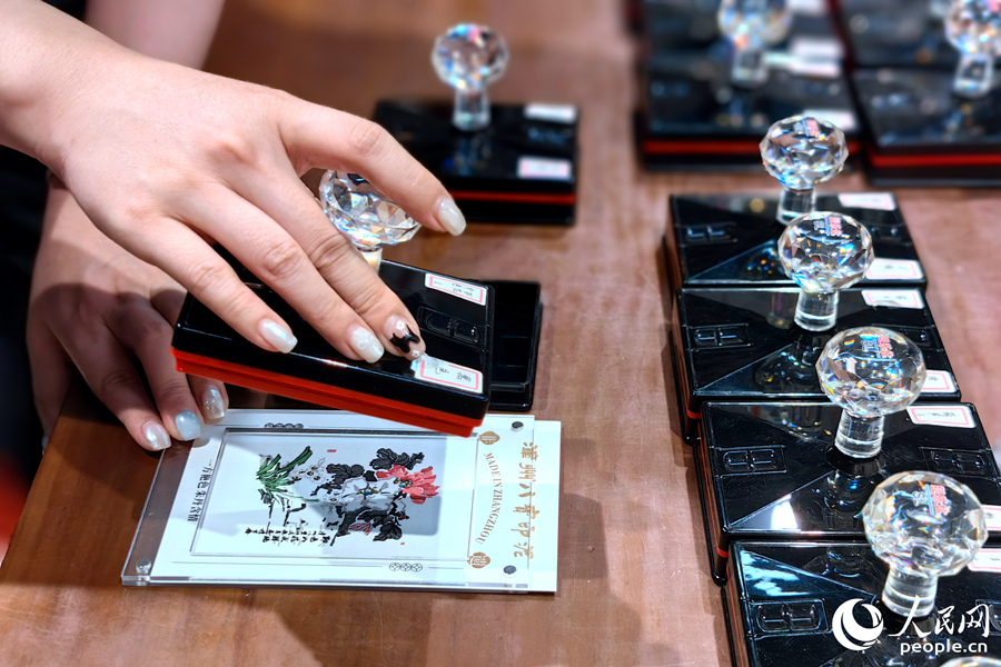游客现场体验用多彩印泥套印文创纪念品。人民网 叶青卿摄