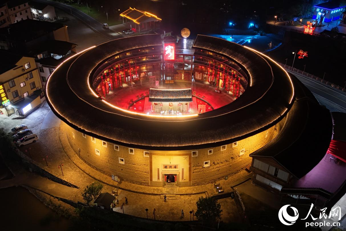 土楼在灯光的映照下绚丽夺目，宛若“金楼”。人民网 李昌乾摄