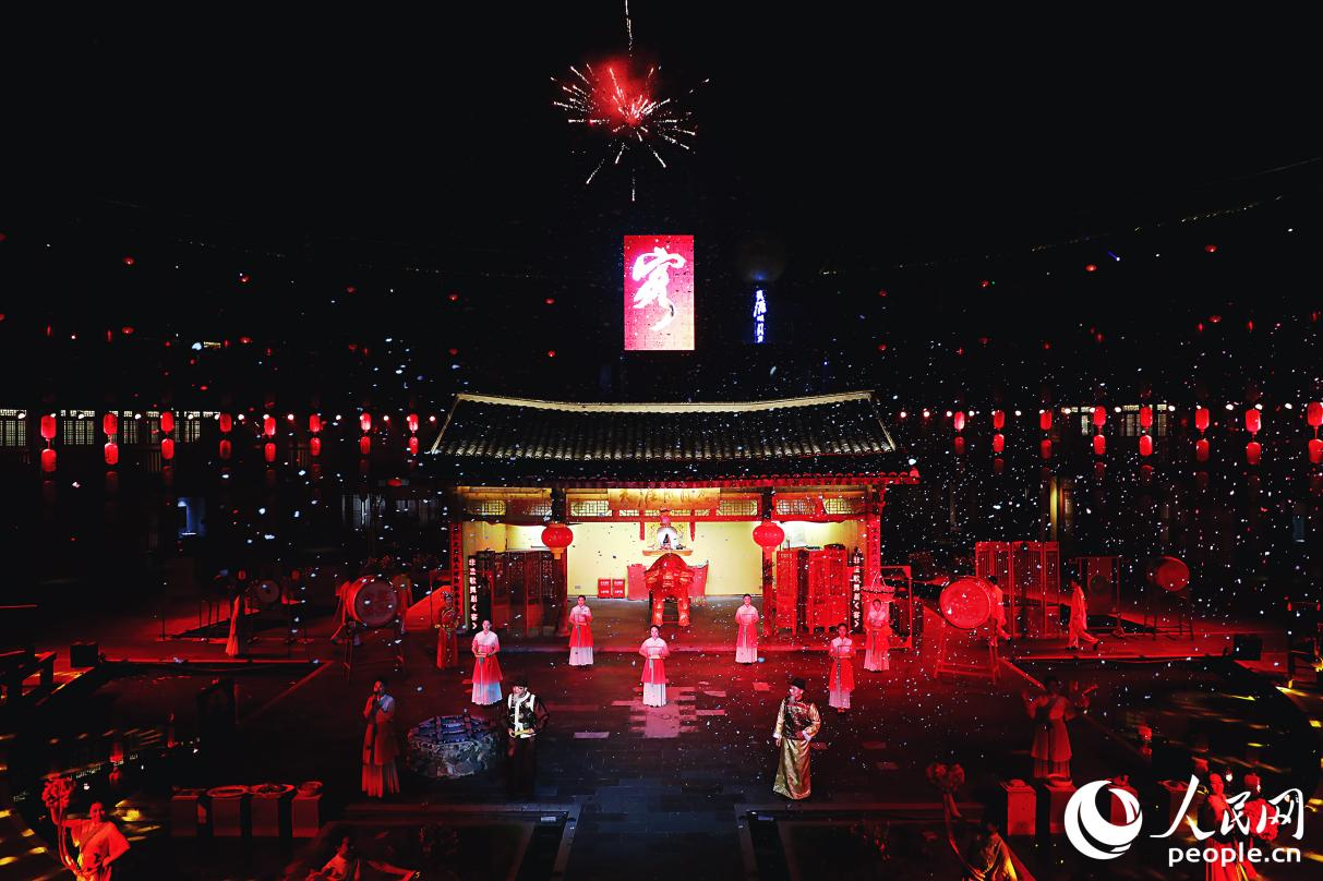 客家文化歌舞剧演出现场。人民网 李唯一摄