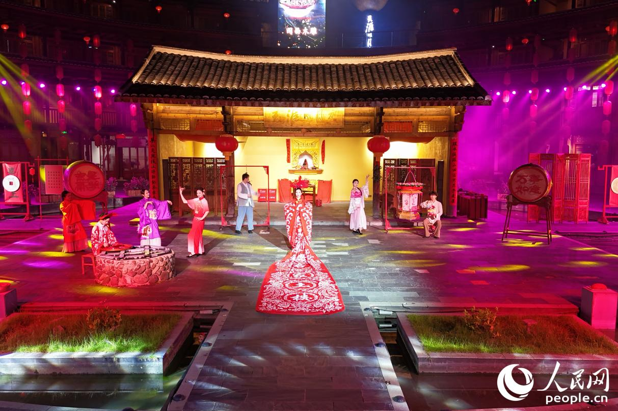 永定土楼不断开发升级沉浸式常态化演出。人民网 李唯一摄