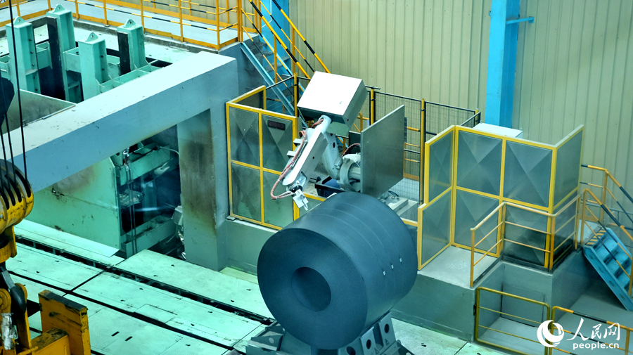 工业机器人替代人工对新出炉的钢卷进行喷涂作业。人民网 李昌乾摄