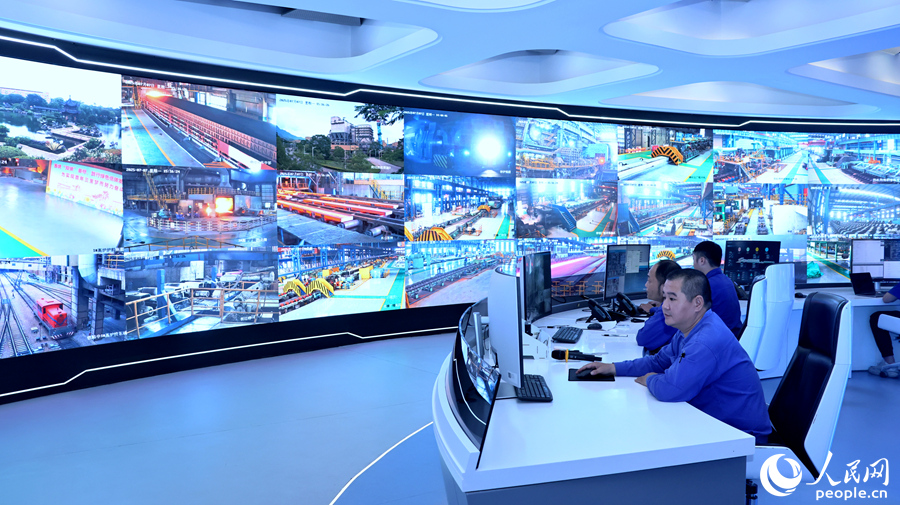 在三宝集团智慧综控中心,一屏实现全面数字化和信息化控制。人民网 李昌乾摄