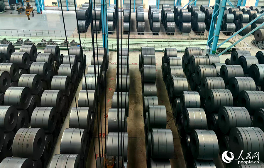 新出炉的钢卷整齐摆放。人民网 苏海森摄