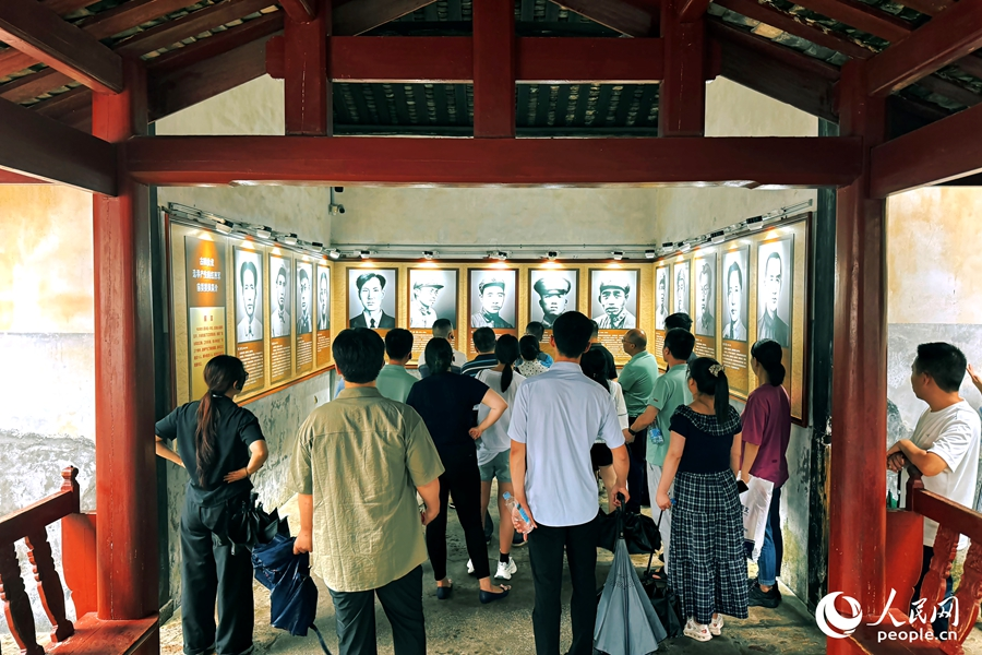 游客们正在倾听革命故事。人民网 李唯一摄