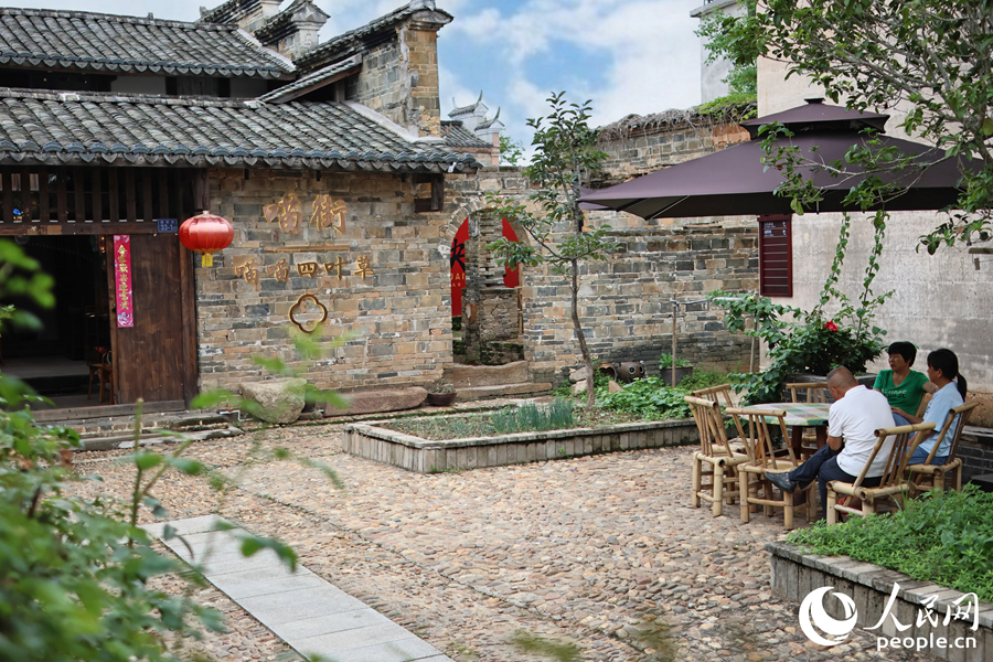 古巷深处,村民围坐。人民网 李昌乾摄