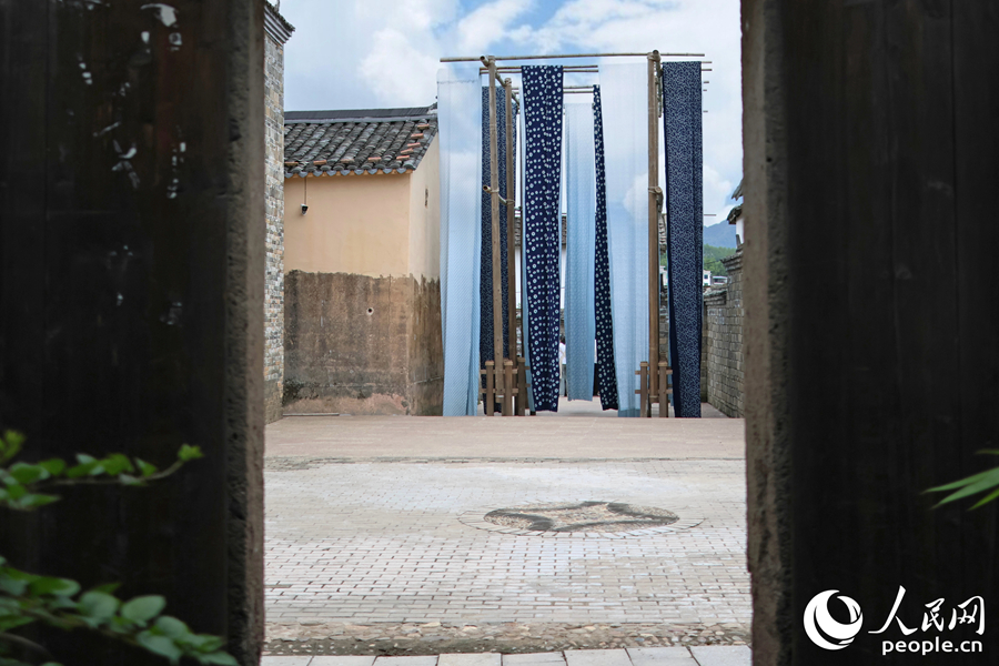 染坊悬挂晾晒的扎染作品。人民网 李昌乾摄