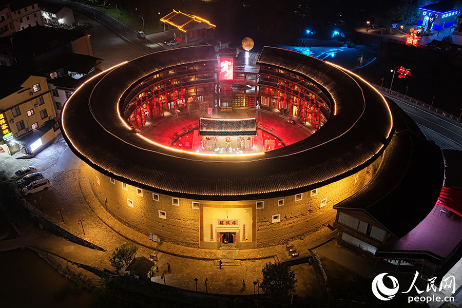 从高空俯瞰土楼夜色。人民网 李昌乾摄