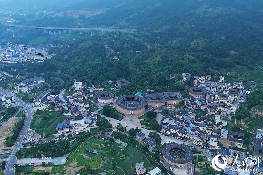 永定土楼位于群山之间，至今仍保持原始风貌。人民网 李昌乾摄