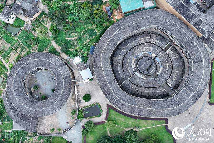 永定拥有23000多座土楼，是拥有“福建土楼”最多的地方。人民网 李昌乾摄