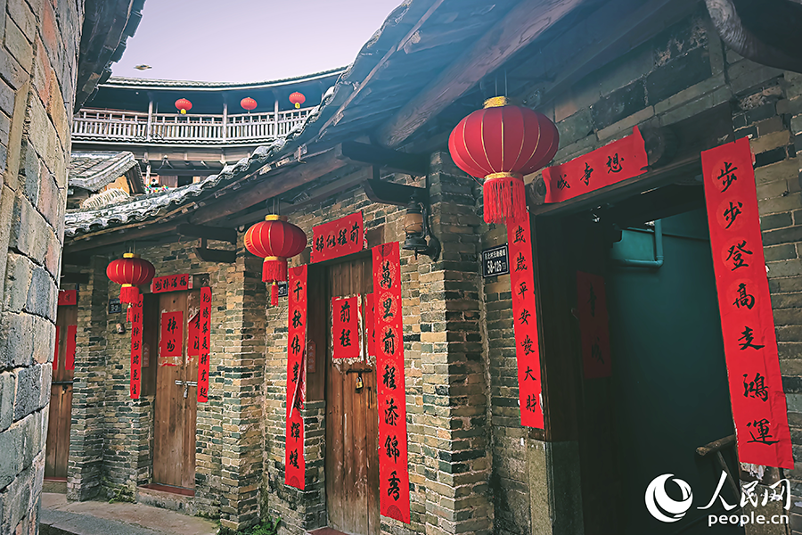 土楼内，家家户户挂楹联。人民网 李唯一摄
