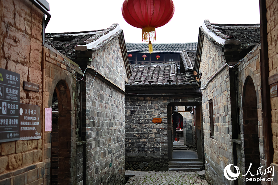 永定是世界文化遗产福建土楼的发源地和核心区，现有的古墙古巷已历经数百年。人民网 李昌乾摄