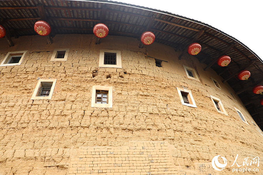 土楼外墙厚实，通常有1—2米，由土、沙石、竹木构成，有防火抗震、冬暖夏凉、抵御外敌等功能。人民网 李唯一摄