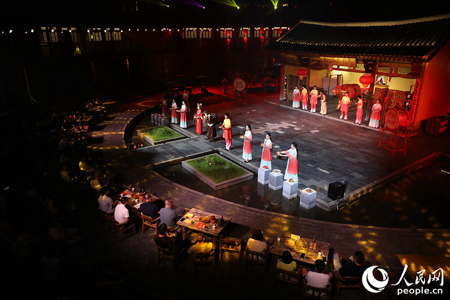 沉浸式演出以土楼为舞台，为观众带来视听盛宴。人民网 李唯一摄