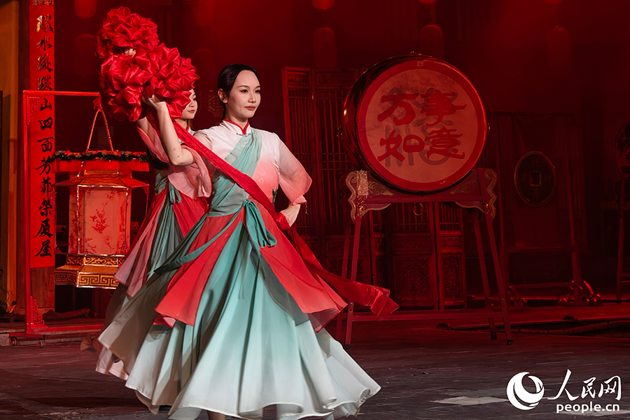 歌舞剧《客》从舞台置景到演员服饰都以国风元素为主。人民网 李唯一摄