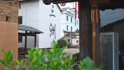 千年古村“让”出好前景
历经千年岁月的三洲村，青砖瓦片、飞檐翘角，漫步于此，鞋底轻触被时光磨得发亮的青石板时，灶火炊烟与温醇气息便顺着路面的纹路洇了上来。