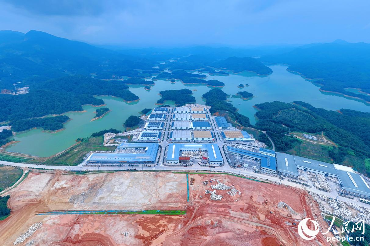 “永定红”石材、整洁的园区与青绿的龙湖“泾渭分明”。人民网 李昌乾摄