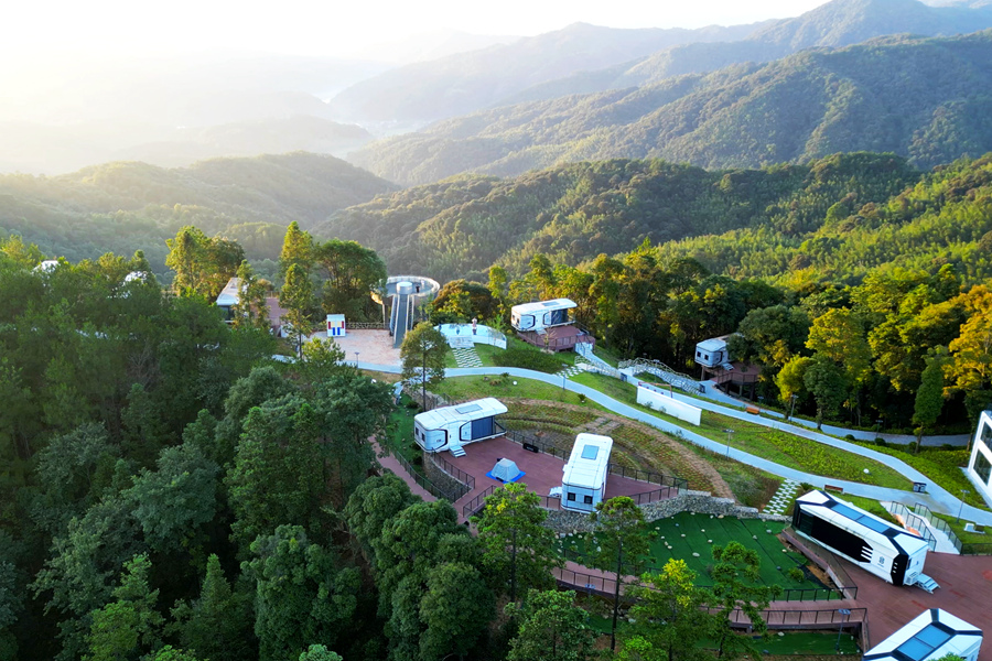 山顶的12栋“星空屋”，让游客不仅能近距离观赏珍稀鸟类，还能俯瞰云海，仰望星空。明溪县融媒体中心供图