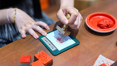 “御用严选”的印泥有多“奢”？
作为“漳州三宝”之一，八宝印泥以中药为原料，包含珍珠、玛瑙、金箔、麝香、珊瑚等八种珍材，经炭火煎制、石臼捶打等30余道工序制成。