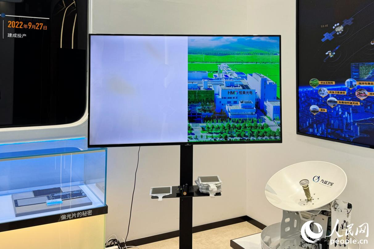 每个液晶显示屏中,都必须安装有两张偏光片才能成像。图中的液晶显示屏,左侧只安装了一张偏光片,右侧则安装有两张。人民网 李唯一摄