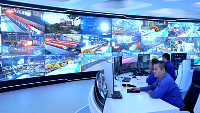 “一根钢筋”做到底
超1200摄氏度高温的板坯沿着全自动生产线向前输送，历经粗轧、精轧、层流冷却、卷取等多道工序，完成从“坯”到“材”的蜕变。