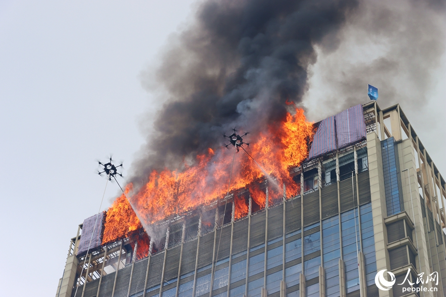 消防无人机在福州高新区130米高空灭火演练。人民网 谢星宇摄