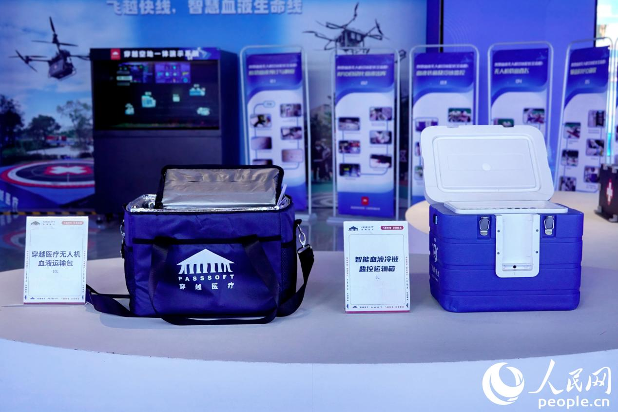 基于数据ai 无人机配送的“智慧送血”项目,能够在15分钟内智能穿越城市上空,飞到急需用血的医院。人民网 杨灏昱摄