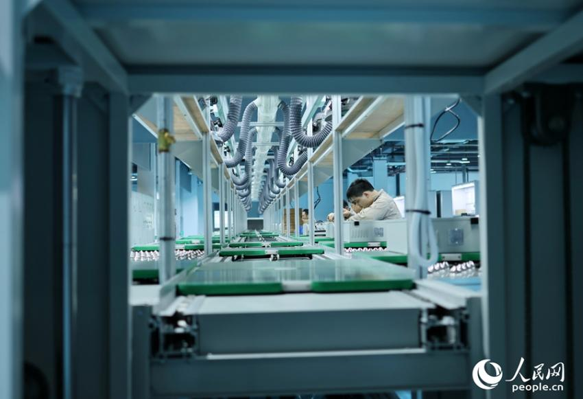 和盛高科闽电盛元分公司智能化生产车间。人民网 李昌乾摄