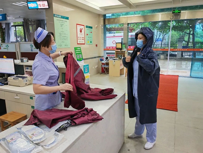 备足防风物资，救护车增配抢救用雨衣