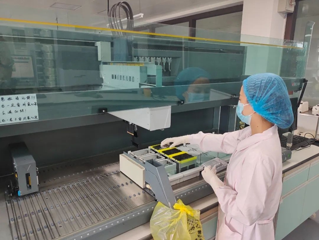 漳州市中心血站工作人员坚守岗位，全力保障漳州市临床用血需求。