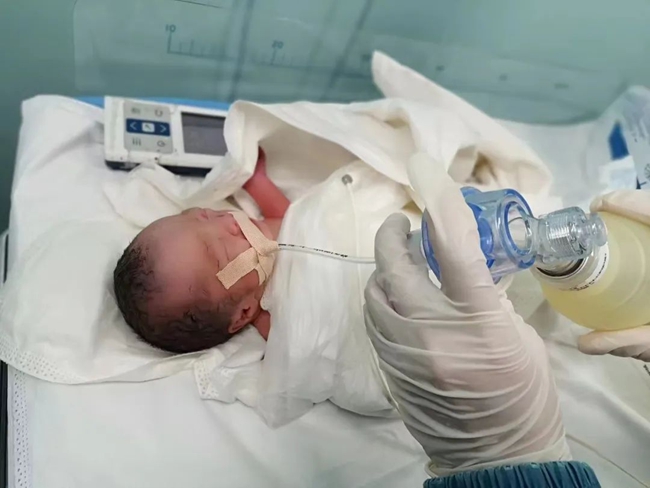 新生儿被放入保温箱。