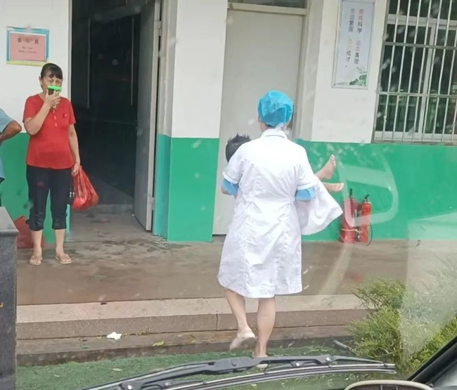 并及时对脱困群众进行鉴别伤情，检查生命体征，转移至安全避难所、转诊医院，进一步诊疗等处理。