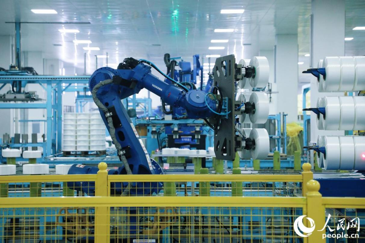 生产车间的智能化设备。人民网 李唯一摄