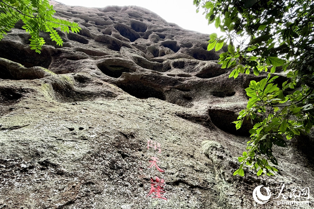 山体上的千沟万壑由自然风化而成。实习生 林翔摄