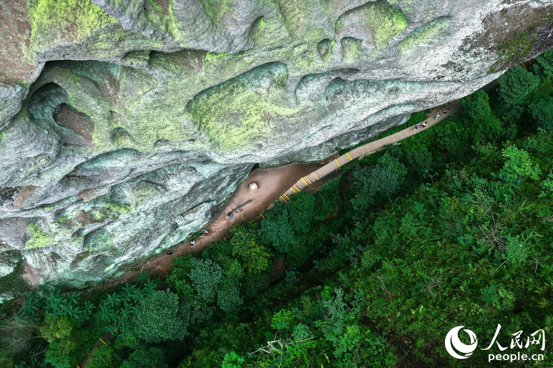 俯瞰问天崖。人民网 李昌乾摄