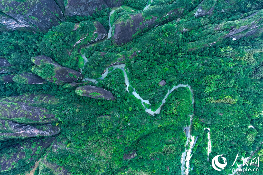 千岩竞万壑，丹霞映碧水。人民网 李昌乾摄