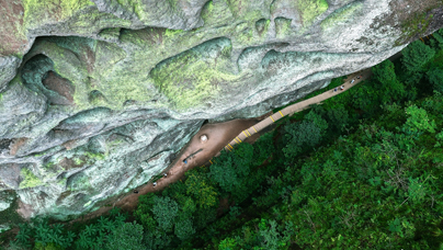 福建泰宁：“好生态”带来“好日子”
泰宁丹霞地貌总面积234.87平方公里，是“中国丹霞”世界自然遗产的组成部分，全县森林覆盖率近80%，负氧离子含量达每立方厘米8万~12万个。