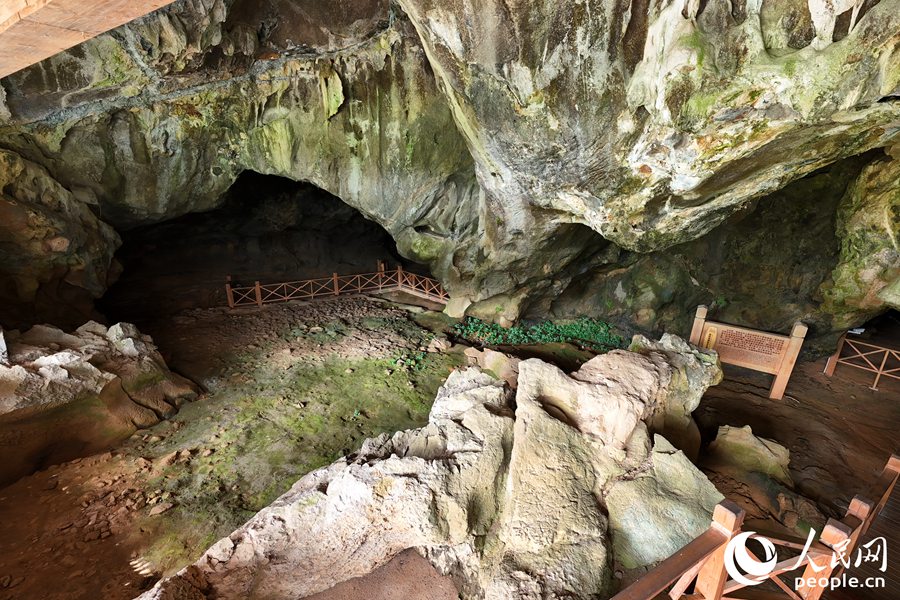 在船帆洞内发现的距今四万年的人工石铺地面为国内首次发现，世界罕见，是人类建筑的萌芽状态。人民网 李昌乾摄