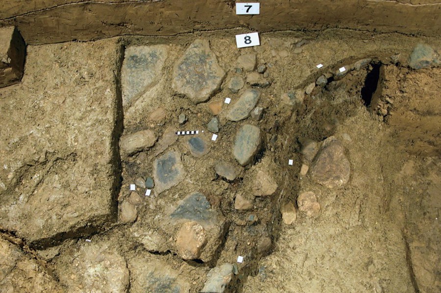 船帆洞内石铺地面遗迹。万寿岩遗址博物馆供图