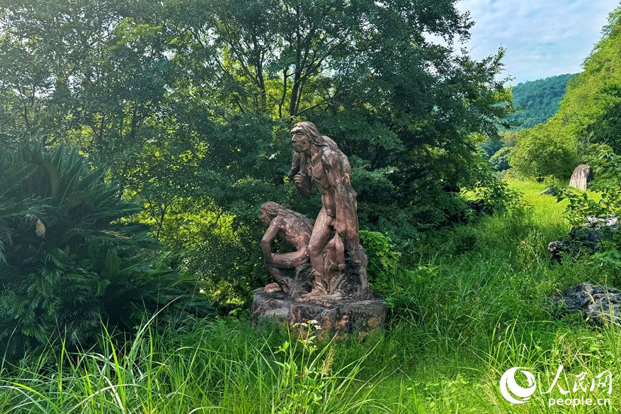 从20万年前至3、4万年前，都有不同时期的远古人类在万寿岩遗址生活，他们在这里保留了大量生活信息。人民网 李唯一摄