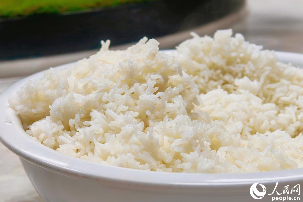 河龙贡米煮成米饭后清香醇厚,饭软而不粘,凉饭不返生。人民网 杨灏昱摄