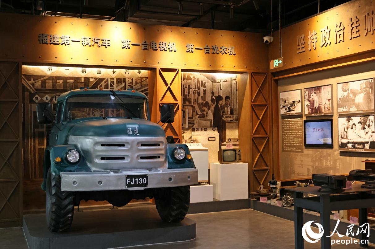 1958工业记忆馆内展出的福建第一辆汽车（模型）。人民网 李昌乾摄