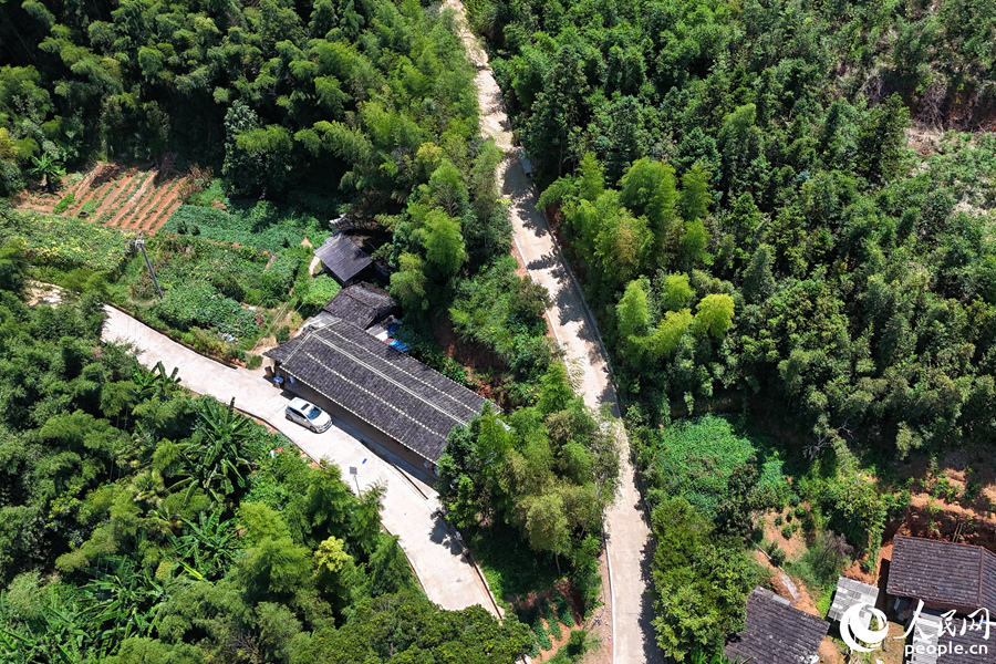 经综合整治后的村道已无污染之虞。人民网 李唯一摄