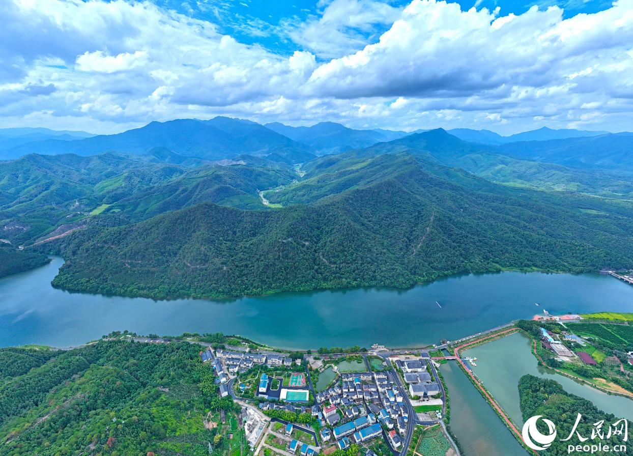 金溪是闽江最大的二级支流，在福建省三明市将乐县境内流程长达93公里，也被称作将乐人民的“母亲河”。人民网 李昌乾摄