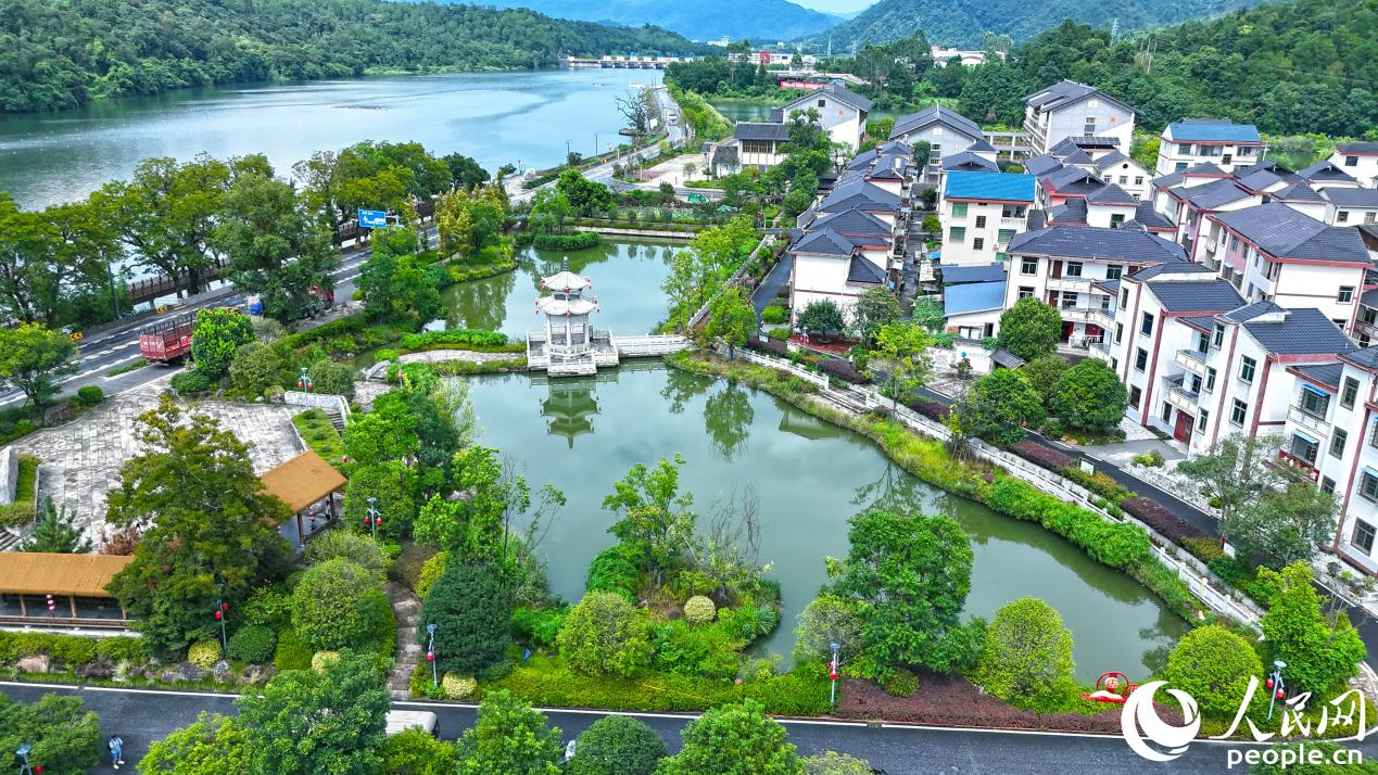 常口村白墙黛瓦错落有致，庭院整洁，道路宽敞。人民网 李昌乾摄