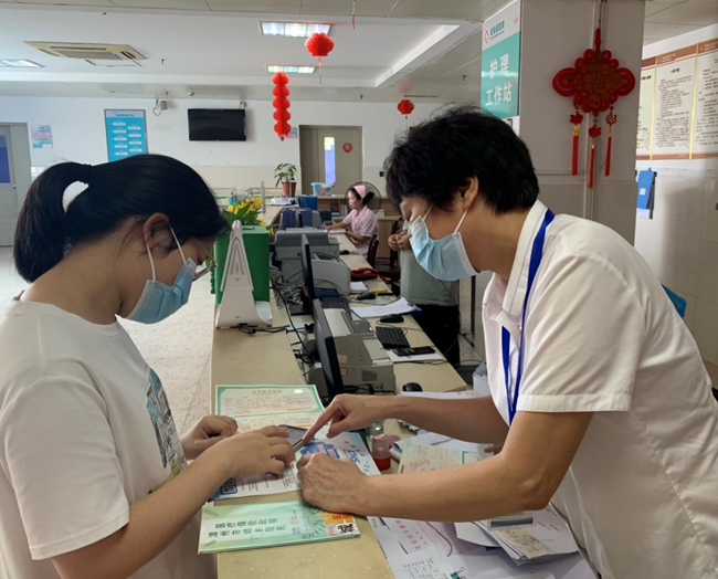 医保工作者在定点医疗机构为群众宣传办理新生儿“出生一件事”